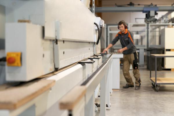 Schreiner beim Zuschneiden Schreiner beim Zuschneiden