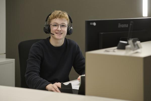 Ausbildung Kaufmann für Büromanagement Portrait Headset Ausbildung Kaufmann für Büromanagement Portrait Headset