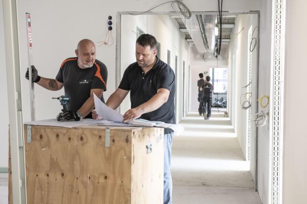 Innenausbau Baustelle Projektbesprechung Obermonteur Innenausbau Baustelle Projektbesprechung Obermonteur