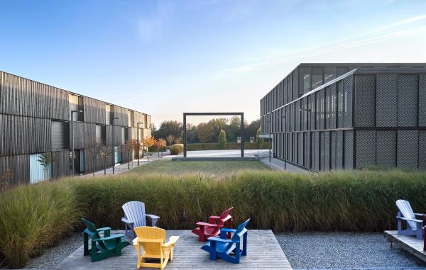Standort Töging Bügel Büro Werkstatt Terasse bunte Stühle